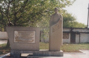 Памятник Герою Советского союза Якову Чапичеву
