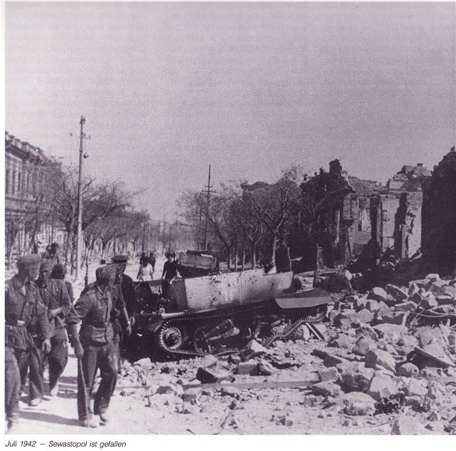 Джанкой в объективе Как в Джанкой пришла война... /1941 пал. Немецко румынские войска на разрушенных территориях