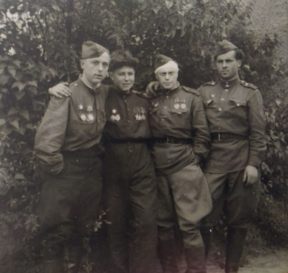Юрий Шабанов с боевыми товарищами