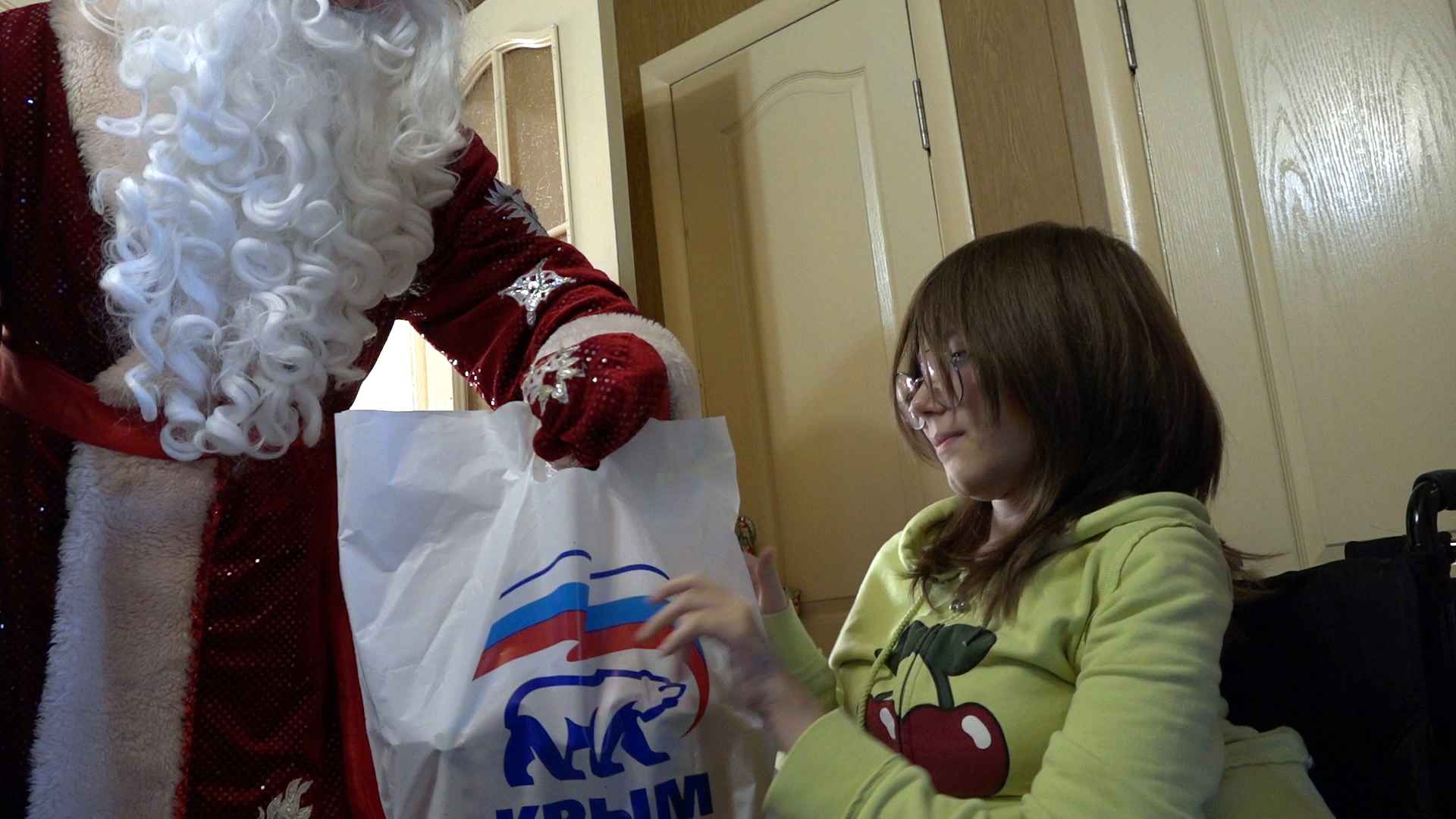 Дед Мороз и Снегурочка вручили подарки детям инвалидам
