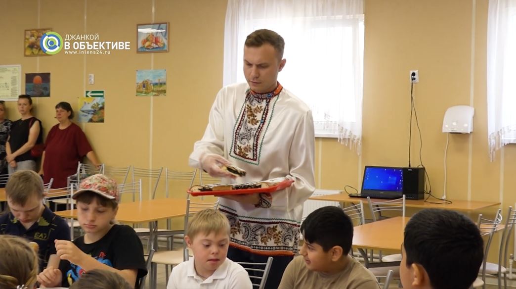Джанкой в объективе В школу - на чай / традиции-2022 В школу на чай. День России