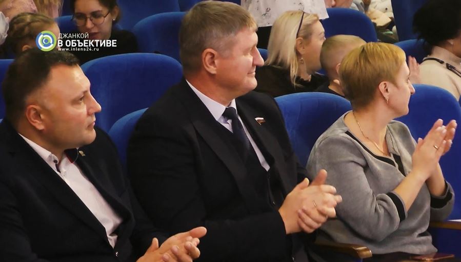 Джанкой в объективе Подарки от Госдумы получили дети военных в Джанкое / 2022