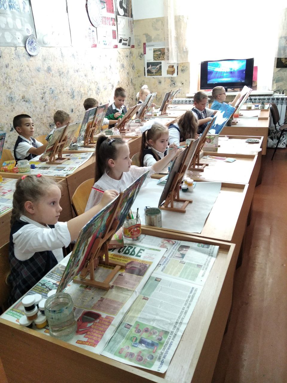 Джанкой в объективе "Крым в сердце моём"-2024: школьники Джанкоя готовятся к зональному этапу Школьник Джанкоя готовят конкурсные работы