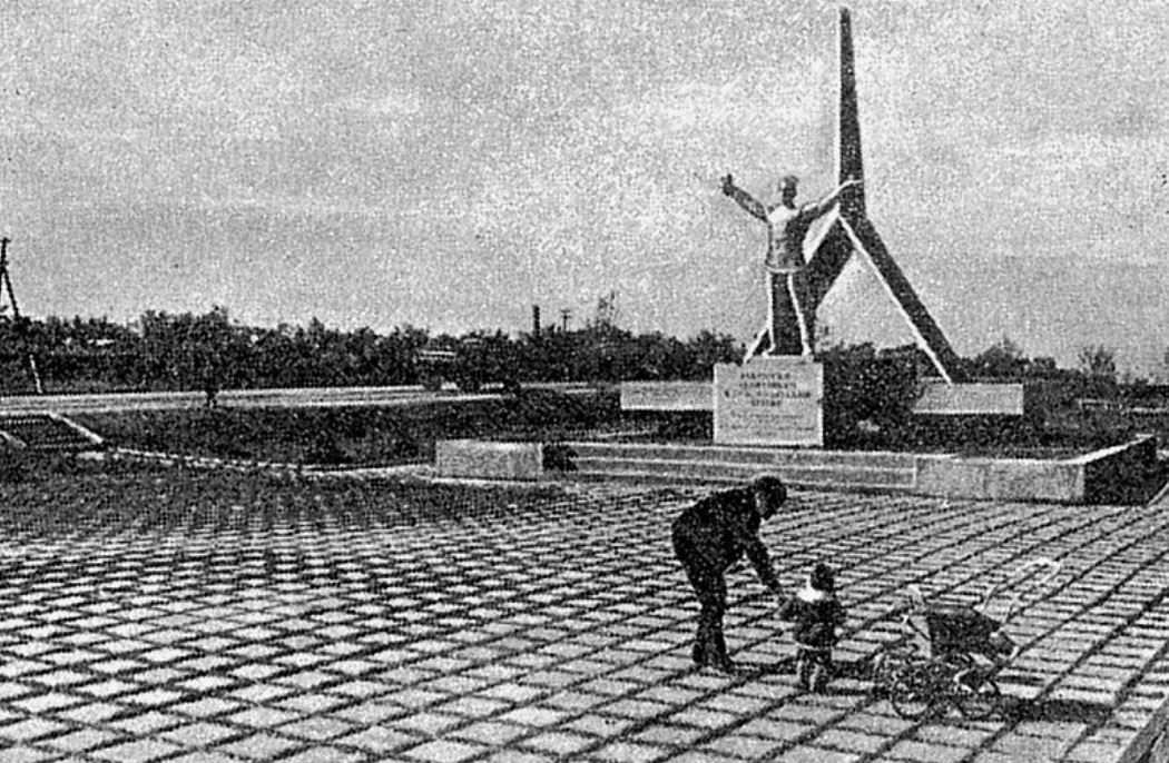 Джанкой в объективе О подвиге сквозь годы: Сталинград - Джанкой/1943 Джанкой 1965. Подвиг отцов увековечен в новом памятнике